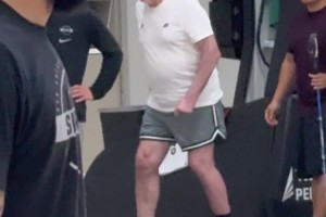 祝安好！波波维奇现身马刺训练场，但这步伐看着令人担忧！